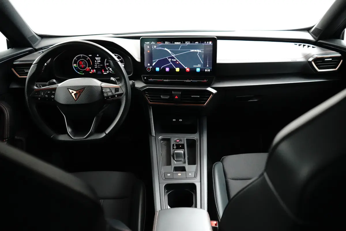 1.4 e-Hybrid Business l Elekt. Stoel incl Memory l Panoramadak l 19" l Navigatie l Half Leder l Stoelverwarming l