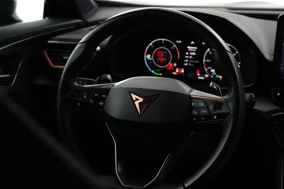 1.4 e-Hybrid Business l Elekt. Stoel incl Memory l Panoramadak l 19" l Navigatie l Half Leder l Stoelverwarming l