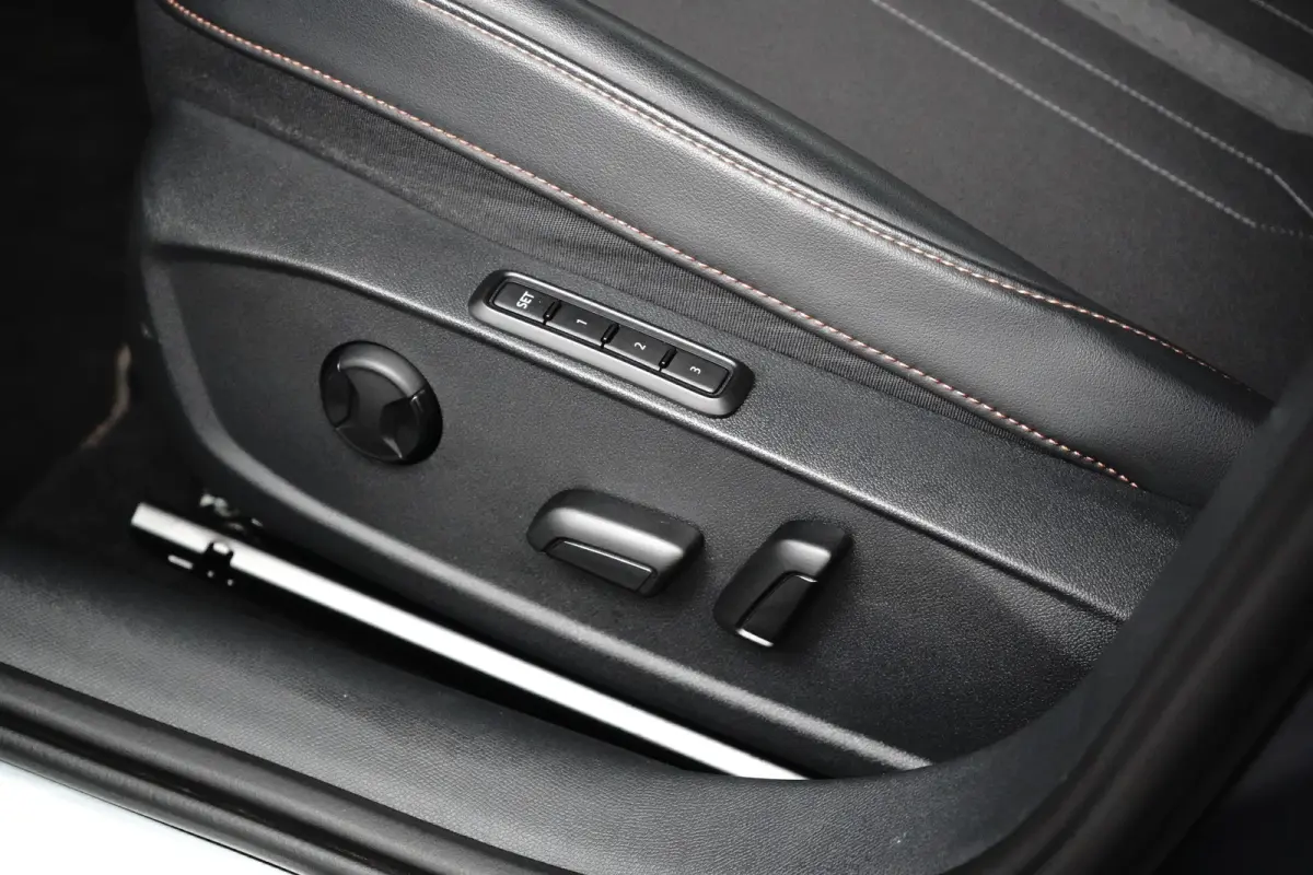 1.4 e-Hybrid Business l Elekt. Stoel incl Memory l Panoramadak l 19" l Navigatie l Half Leder l Stoelverwarming l