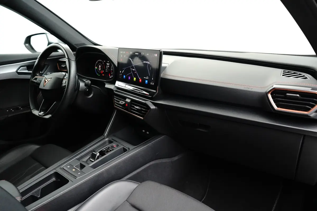 1.4 e-Hybrid Business l Elekt. Stoel incl Memory l Panoramadak l 19" l Navigatie l Half Leder l Stoelverwarming l