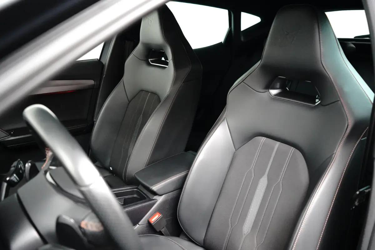 1.4 e-Hybrid Business l Elekt. Stoel incl Memory l Panoramadak l 19" l Navigatie l Half Leder l Stoelverwarming l