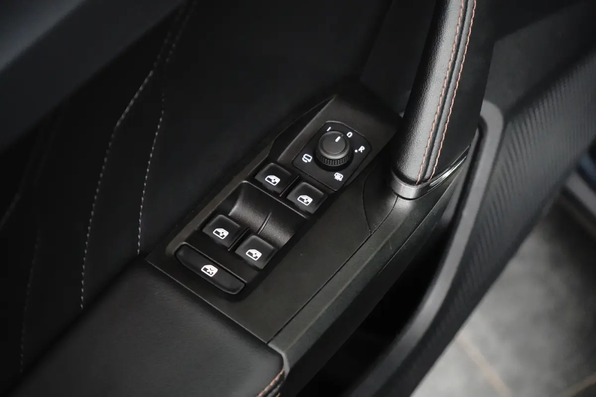 1.4 e-Hybrid Business l Elekt. Stoel incl Memory l Panoramadak l 19" l Navigatie l Half Leder l Stoelverwarming l