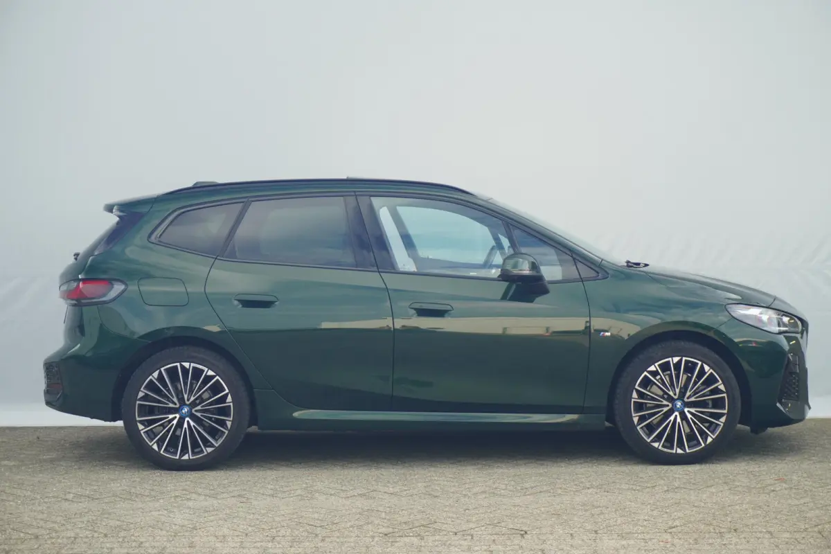 230e xDrive M Sport | Trekhaak | Harman Kardon | Elektrische Stoelen | Head-up | 360 Camera's | Driving Assistant Professional