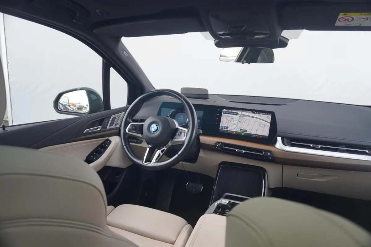 230e xDrive M Sport | Trekhaak | Harman Kardon | Elektrische Stoelen | Head-up | 360 Camera's | Driving Assistant Professional