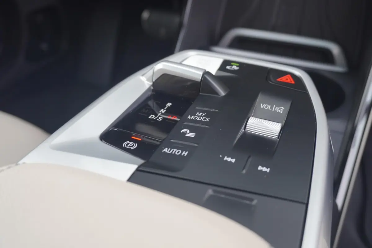 230e xDrive M Sport | Trekhaak | Harman Kardon | Elektrische Stoelen | Head-up | 360 Camera's | Driving Assistant Professional