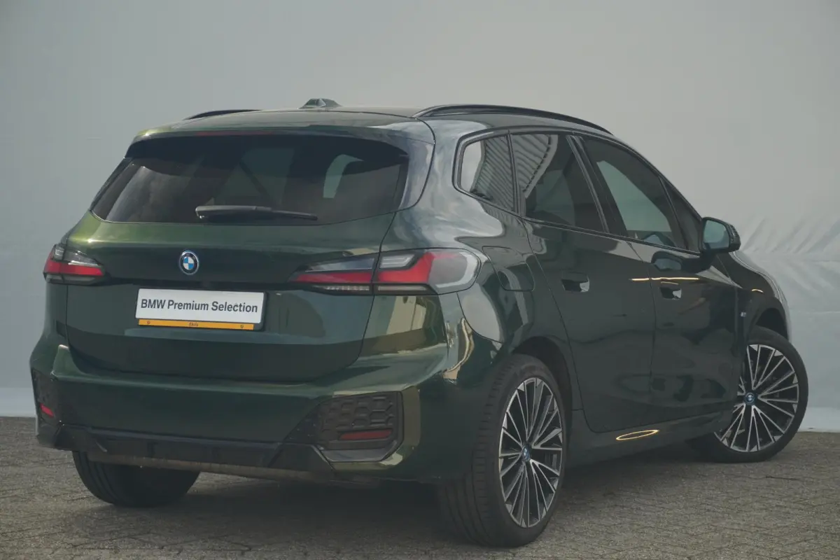 230e xDrive M Sport | Trekhaak | Harman Kardon | Elektrische Stoelen | Head-up | 360 Camera's | Driving Assistant Professional