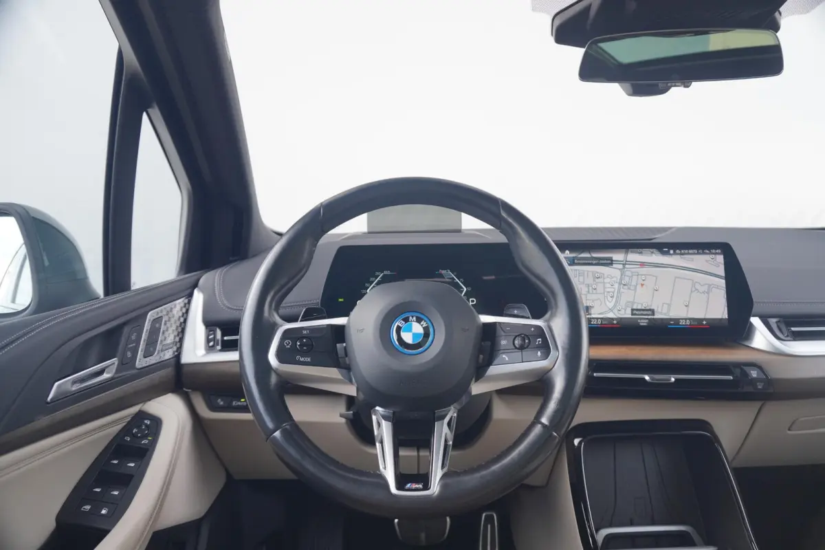 230e xDrive M Sport | Trekhaak | Harman Kardon | Elektrische Stoelen | Head-up | 360 Camera's | Driving Assistant Professional