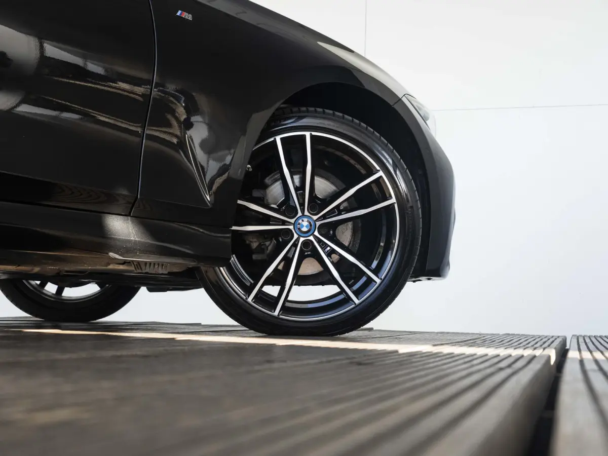 318i | M Sportpakket | 19 inch | Sportstoelen | Cruise Control | M Sportonderstel | Executive Edition