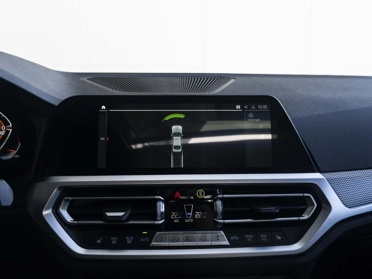 318i | M Sportpakket | 19 inch | Sportstoelen | Cruise Control | M Sportonderstel | Executive Edition