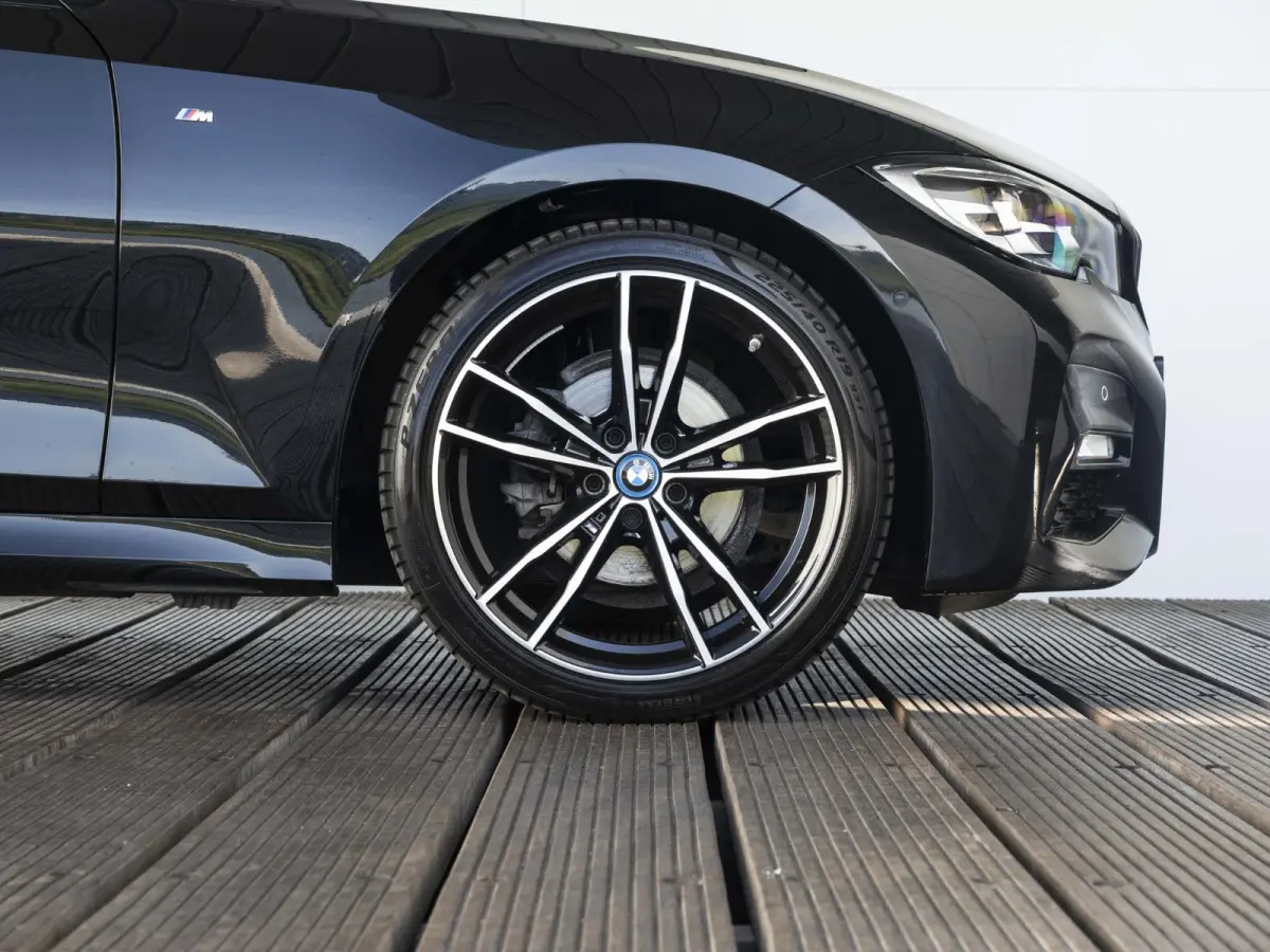 318i | M Sportpakket | 19 inch | Sportstoelen | Cruise Control | M Sportonderstel | Executive Edition