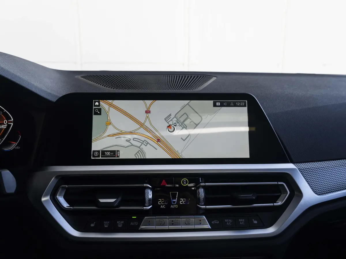 318i | M Sportpakket | 19 inch | Sportstoelen | Cruise Control | M Sportonderstel | Executive Edition