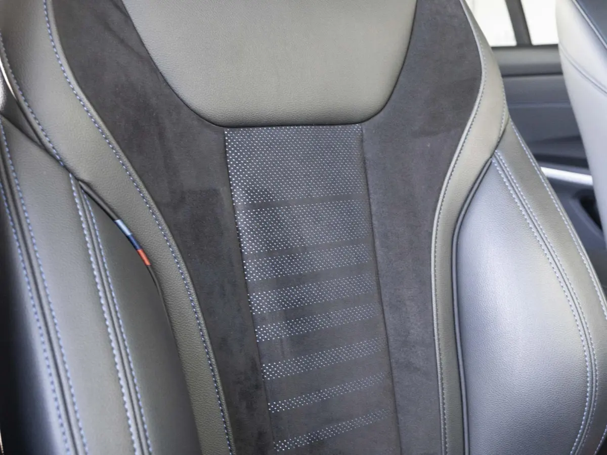 318i | M Sportpakket | 19 inch | Sportstoelen | Cruise Control | M Sportonderstel | Executive Edition