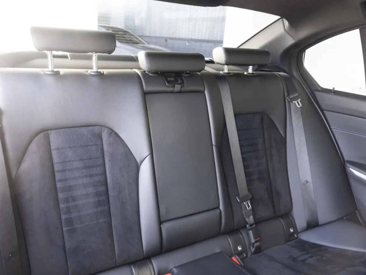 318i | M Sportpakket | 19 inch | Sportstoelen | Cruise Control | M Sportonderstel | Executive Edition