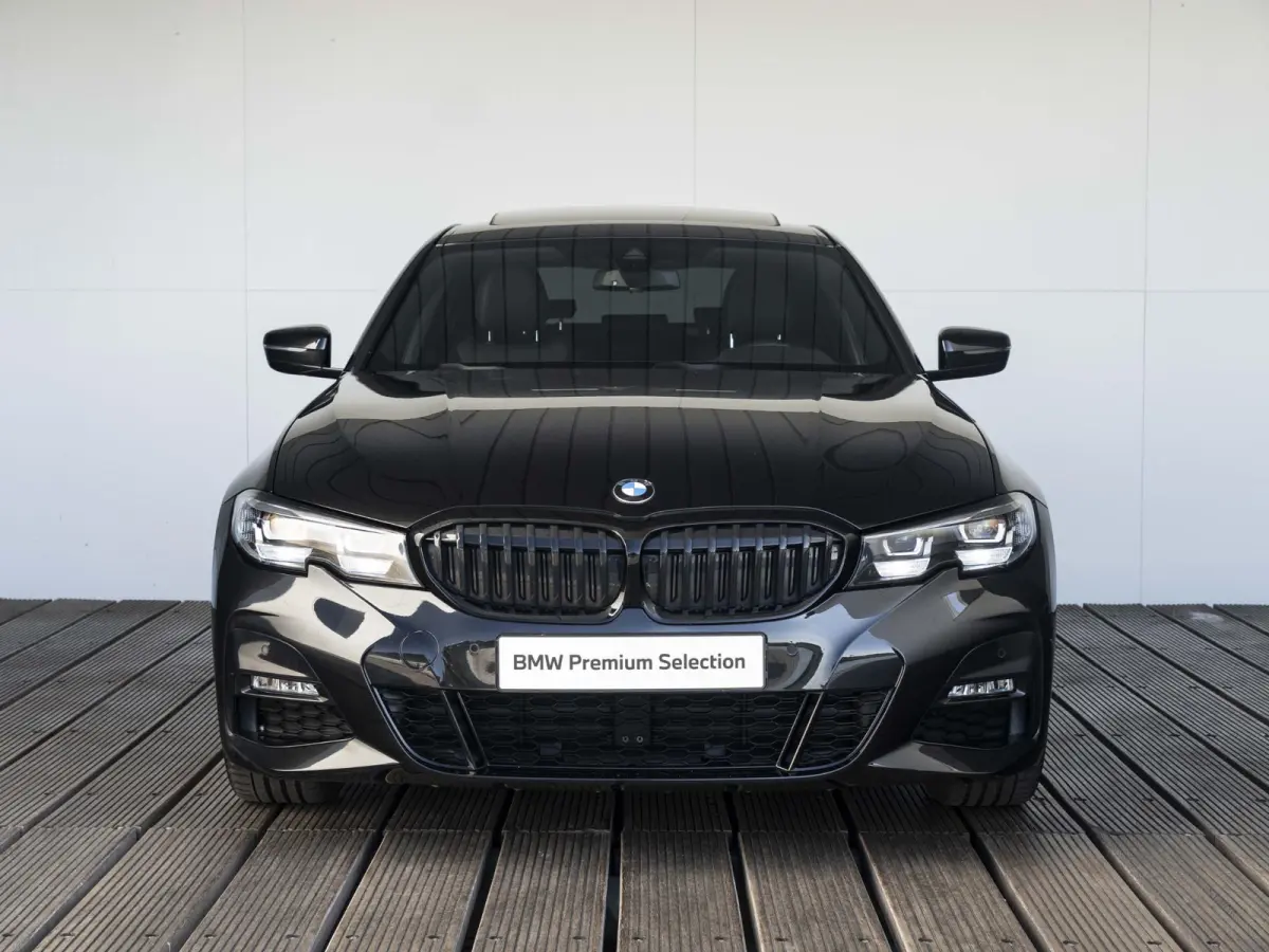 318i | M Sportpakket | 19 inch | Sportstoelen | Cruise Control | M Sportonderstel | Executive Edition