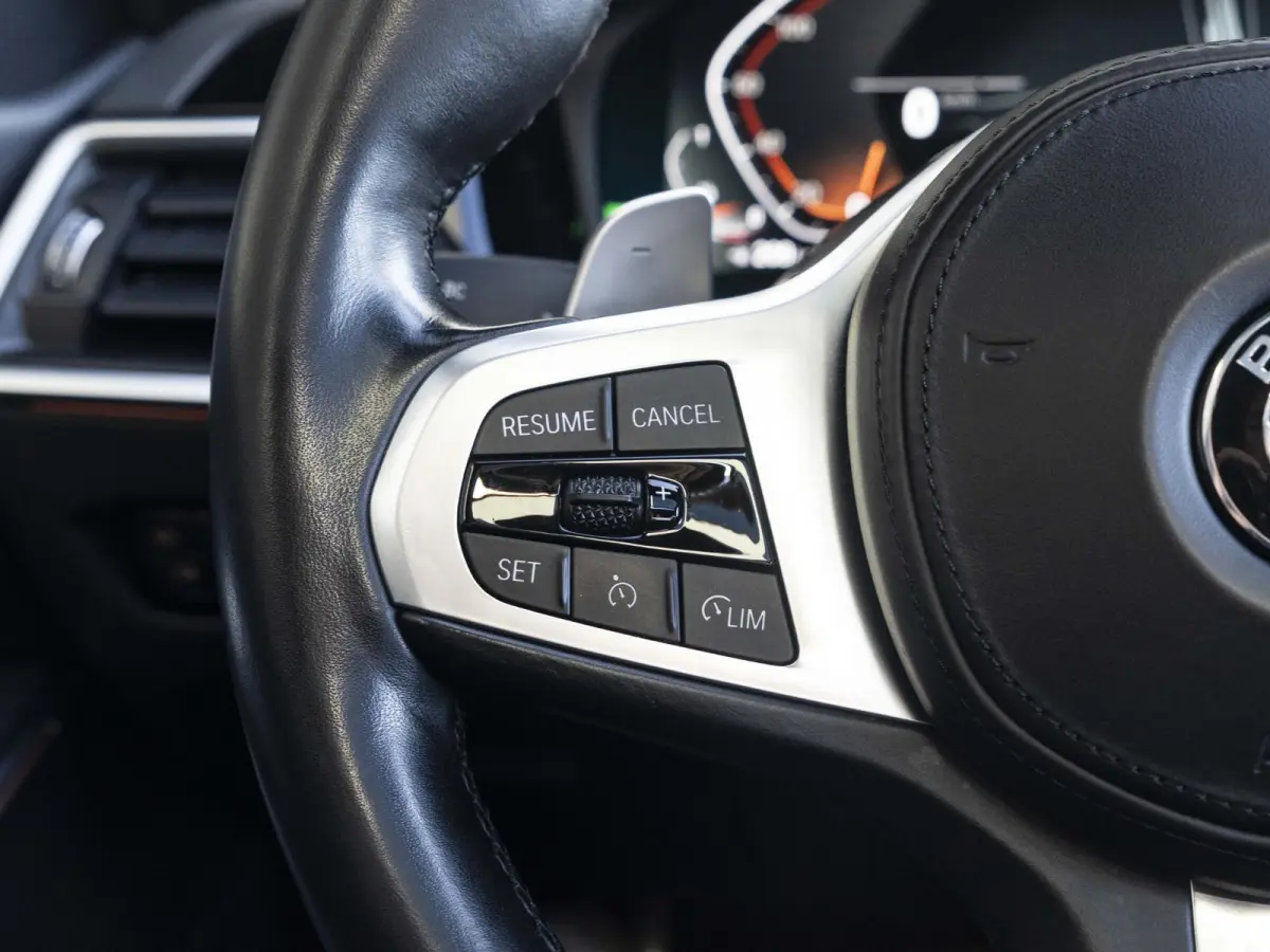 318i | M Sportpakket | 19 inch | Sportstoelen | Cruise Control | M Sportonderstel | Executive Edition