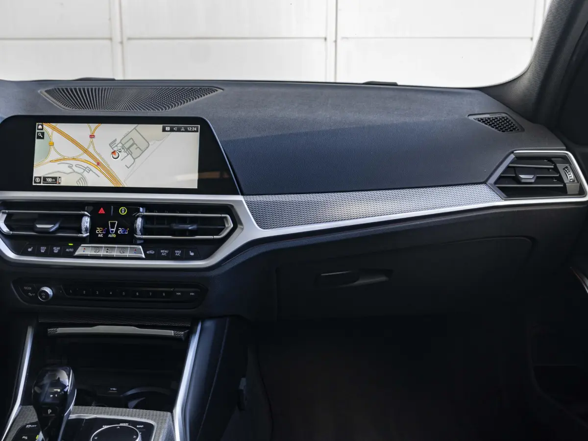 318i | M Sportpakket | 19 inch | Sportstoelen | Cruise Control | M Sportonderstel | Executive Edition
