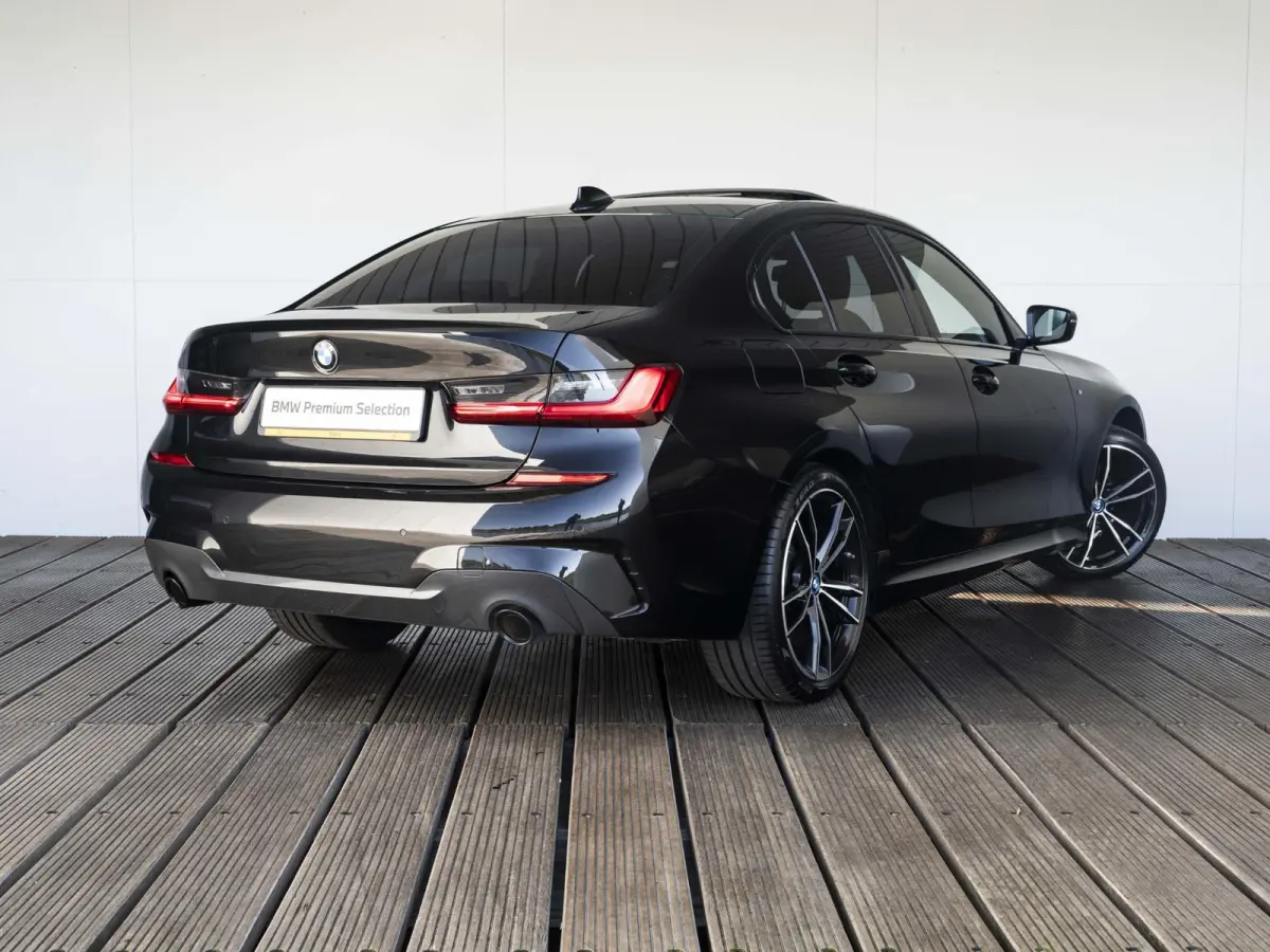 318i | M Sportpakket | 19 inch | Sportstoelen | Cruise Control | M Sportonderstel | Executive Edition