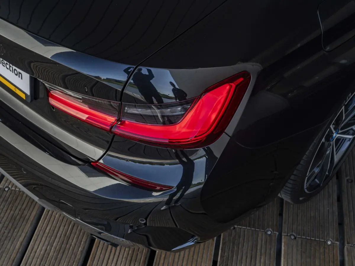 318i | M Sportpakket | 19 inch | Sportstoelen | Cruise Control | M Sportonderstel | Executive Edition