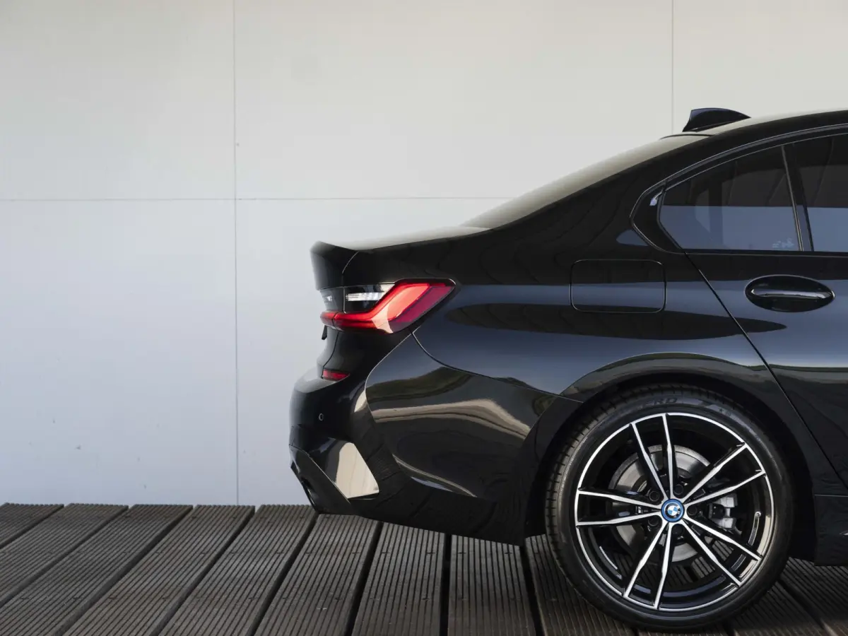 318i | M Sportpakket | 19 inch | Sportstoelen | Cruise Control | M Sportonderstel | Executive Edition