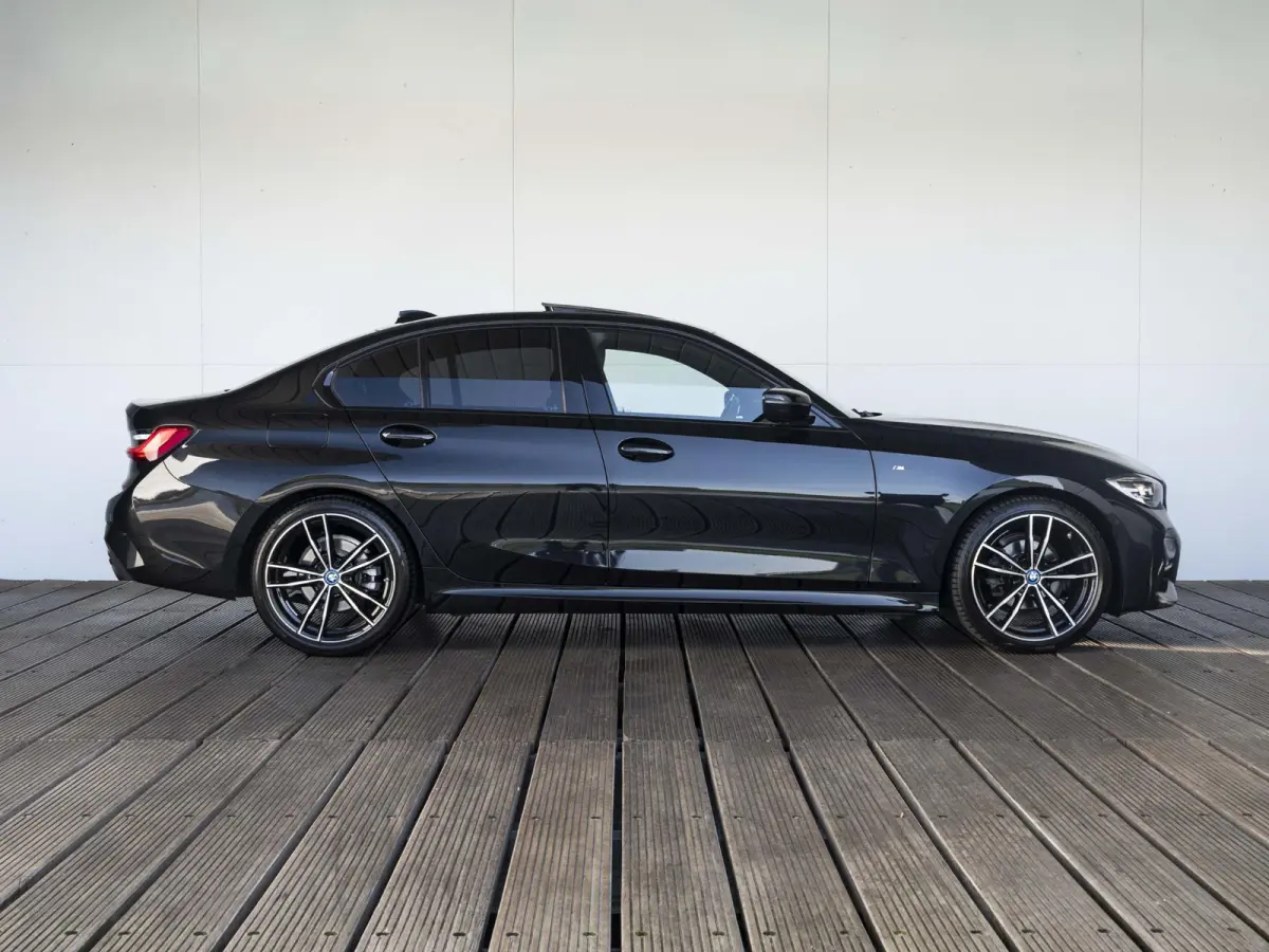 318i | M Sportpakket | 19 inch | Sportstoelen | Cruise Control | M Sportonderstel | Executive Edition