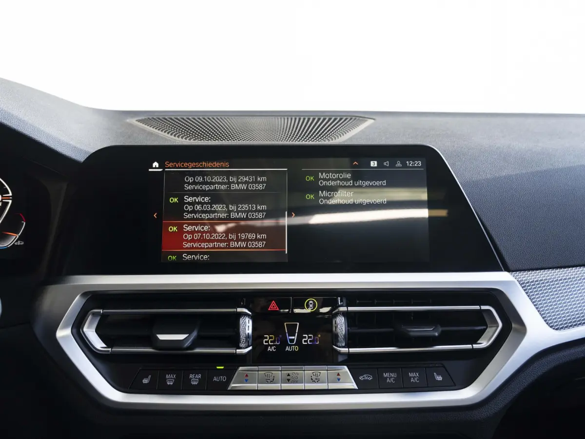 318i | M Sportpakket | 19 inch | Sportstoelen | Cruise Control | M Sportonderstel | Executive Edition