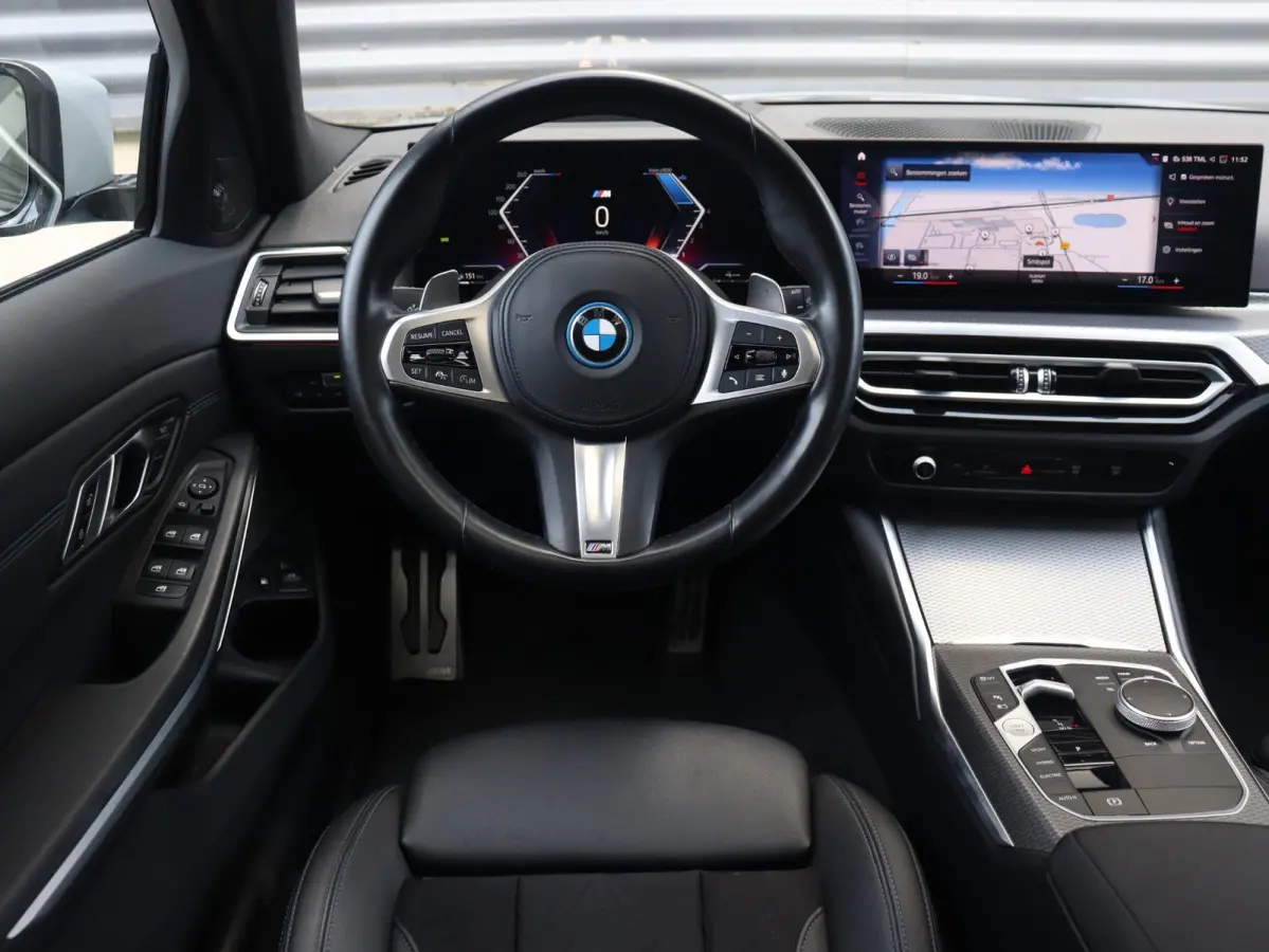 330e | SoH 87% | M Sportpakket | Panodak | Head-Up | Trekhaak | Harman Kardon | Elektr. Stoelen | Adaptive Cruise Control | Adaptief Onderstel | 19'' LMV