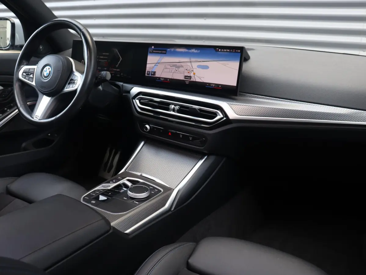 330e | SoH 87% | M Sportpakket | Panodak | Head-Up | Trekhaak | Harman Kardon | Elektr. Stoelen | Adaptive Cruise Control | Adaptief Onderstel | 19'' LMV