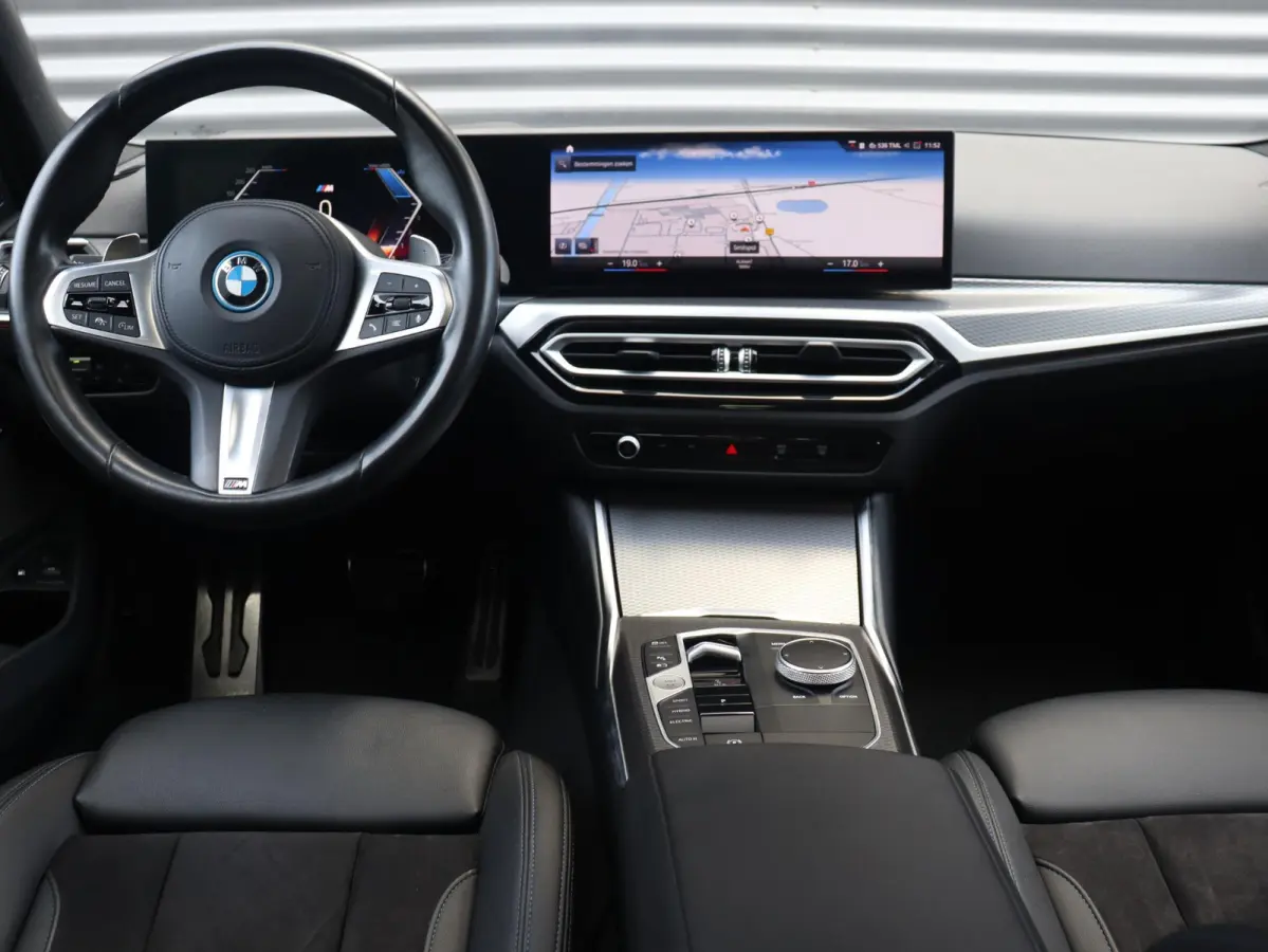 330e | SoH 87% | M Sportpakket | Panodak | Head-Up | Trekhaak | Harman Kardon | Elektr. Stoelen | Adaptive Cruise Control | Adaptief Onderstel | 19'' LMV