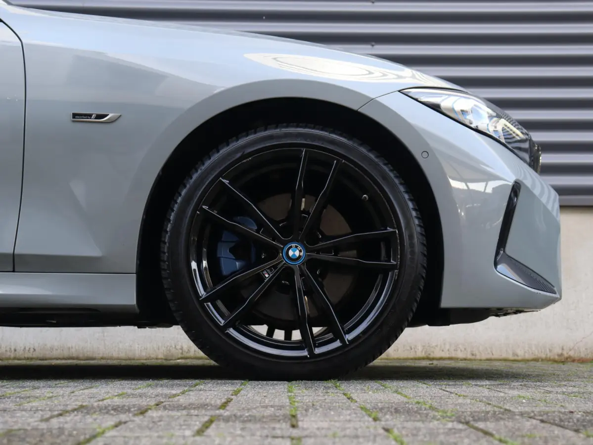 330e | SoH 87% | M Sportpakket | Panodak | Head-Up | Trekhaak | Harman Kardon | Elektr. Stoelen | Adaptive Cruise Control | Adaptief Onderstel | 19'' LMV