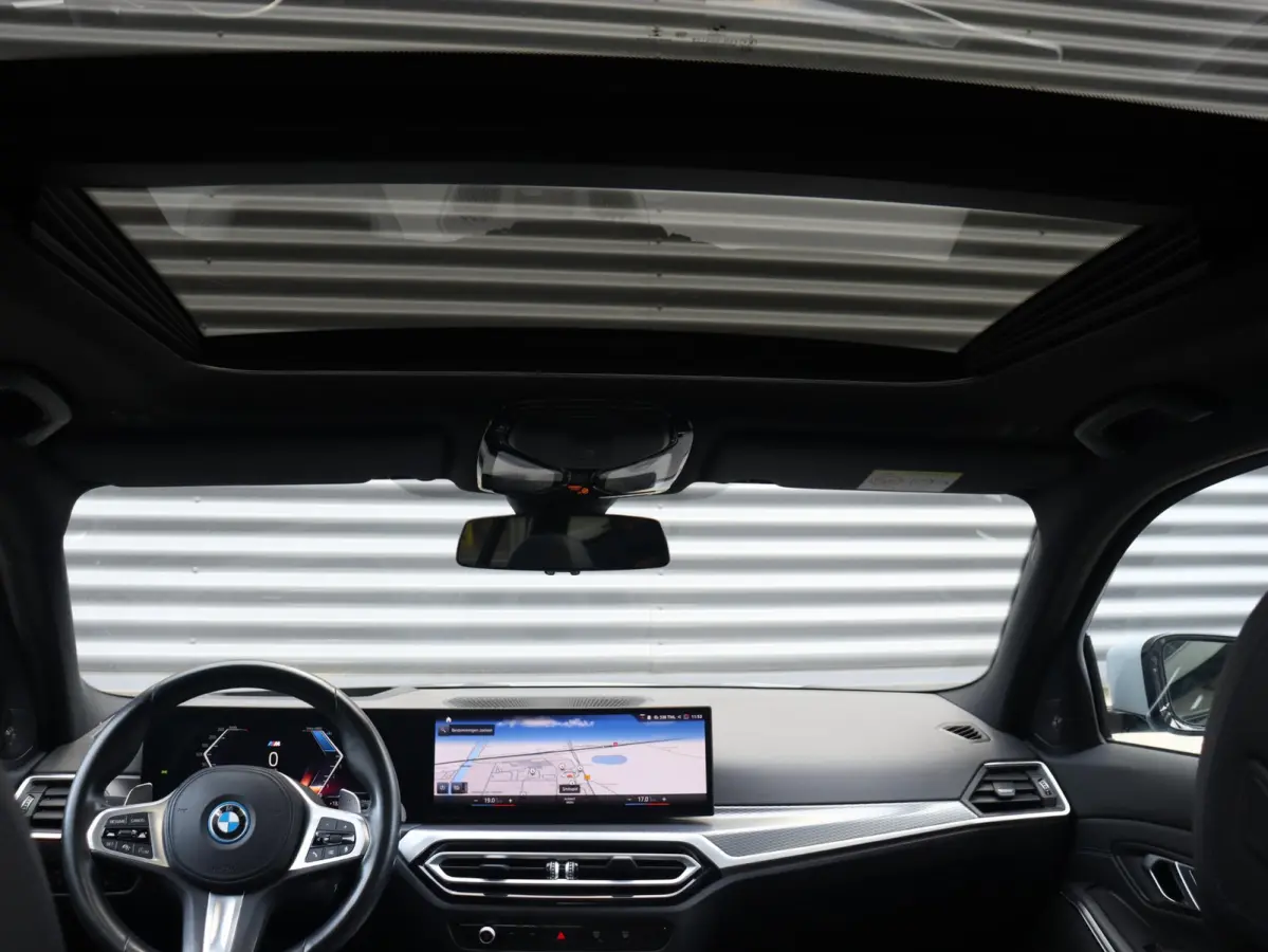 330e | SoH 87% | M Sportpakket | Panodak | Head-Up | Trekhaak | Harman Kardon | Elektr. Stoelen | Adaptive Cruise Control | Adaptief Onderstel | 19'' LMV
