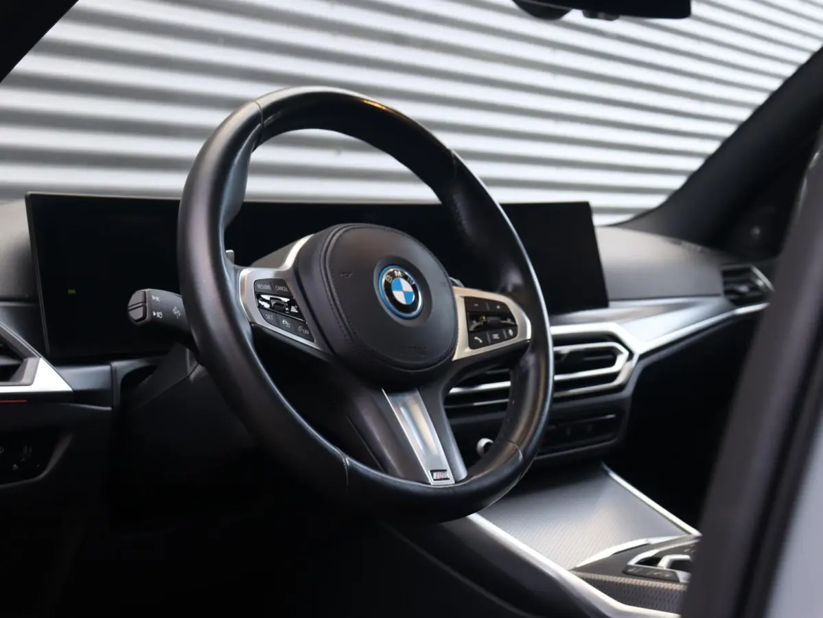 330e | SoH 87% | M Sportpakket | Panodak | Head-Up | Trekhaak | Harman Kardon | Elektr. Stoelen | Adaptive Cruise Control | Adaptief Onderstel | 19'' LMV