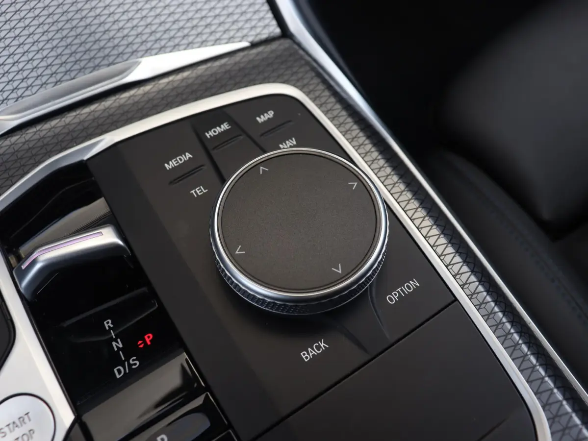 330e | SoH 87% | M Sportpakket | Panodak | Head-Up | Trekhaak | Harman Kardon | Elektr. Stoelen | Adaptive Cruise Control | Adaptief Onderstel | 19'' LMV