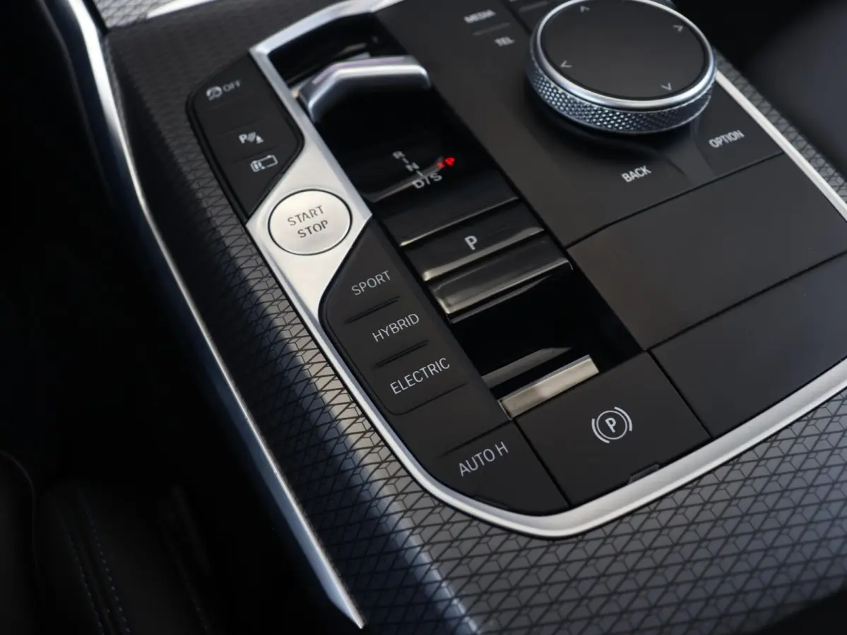 330e | SoH 87% | M Sportpakket | Panodak | Head-Up | Trekhaak | Harman Kardon | Elektr. Stoelen | Adaptive Cruise Control | Adaptief Onderstel | 19'' LMV