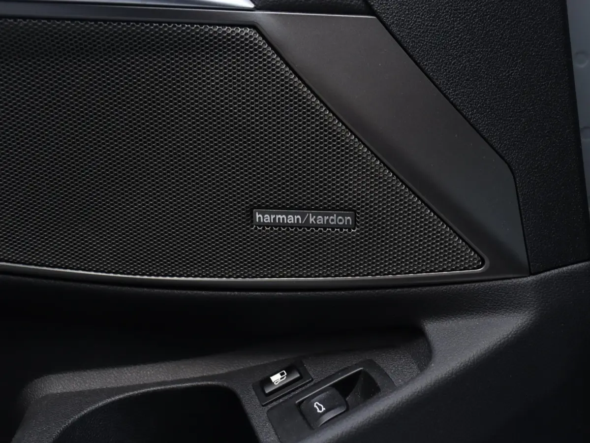 330e | SoH 87% | M Sportpakket | Panodak | Head-Up | Trekhaak | Harman Kardon | Elektr. Stoelen | Adaptive Cruise Control | Adaptief Onderstel | 19'' LMV