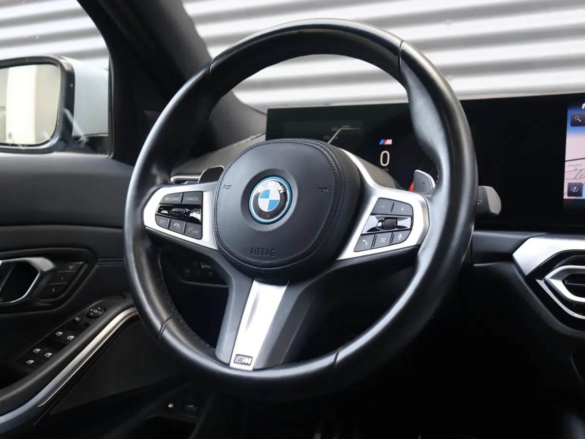 330e | SoH 87% | M Sportpakket | Panodak | Head-Up | Trekhaak | Harman Kardon | Elektr. Stoelen | Adaptive Cruise Control | Adaptief Onderstel | 19'' LMV