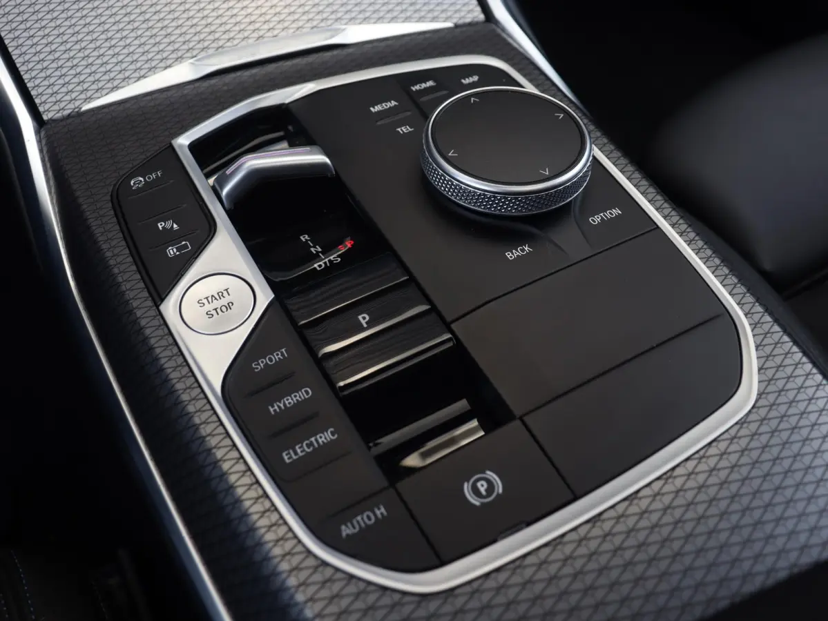 330e | SoH 87% | M Sportpakket | Panodak | Head-Up | Trekhaak | Harman Kardon | Elektr. Stoelen | Adaptive Cruise Control | Adaptief Onderstel | 19'' LMV