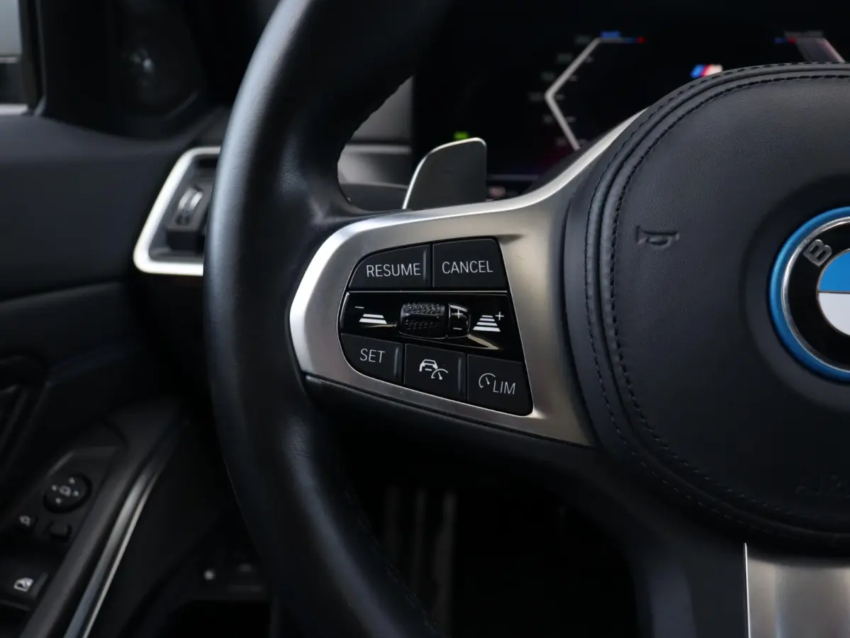 330e | SoH 87% | M Sportpakket | Panodak | Head-Up | Trekhaak | Harman Kardon | Elektr. Stoelen | Adaptive Cruise Control | Adaptief Onderstel | 19'' LMV