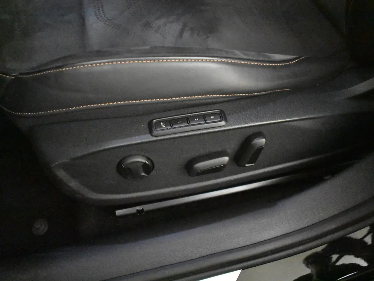 1.4 e-Hybrid VZ Tribe Edition l PanoDak l BEATS Audio l Elektr. Stoel inc Memory l Area View l 19" Exclusive l Side Assist l