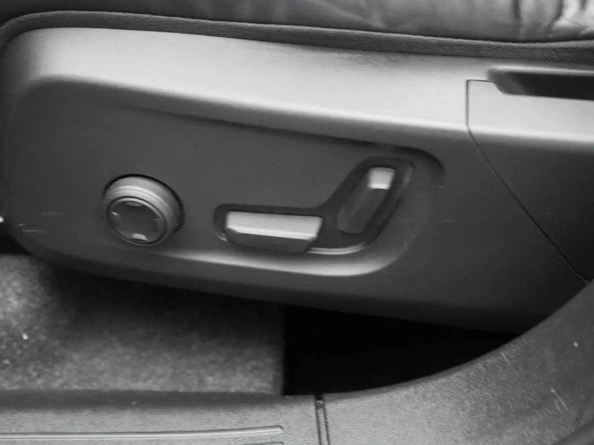 1.5 T4 R-Design | PANORAMADAK | HARMAN KARDON | STOEL-STUURWIELVERWARMING | CAMERA | NAVIGATIE