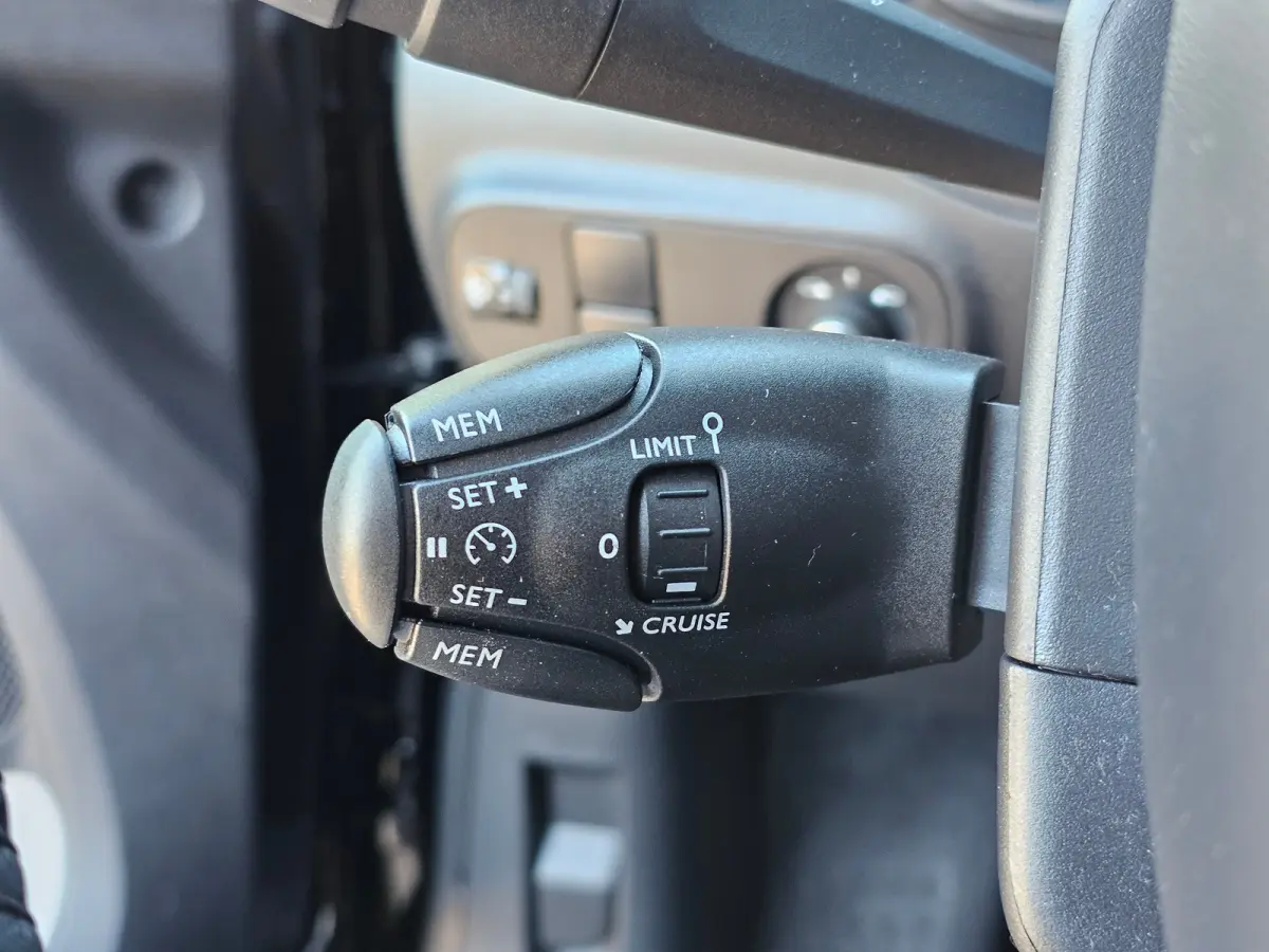 1.2 PureTech Feel Edition Automaat Android Auto/Apple Carplay | Navigatie | Camera | Comfort Stoelen | Climate Control | Two Tone