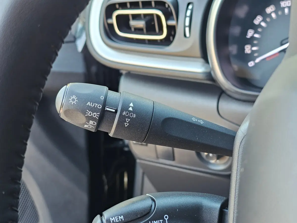 1.2 PureTech Feel Edition Automaat Android Auto/Apple Carplay | Navigatie | Camera | Comfort Stoelen | Climate Control | Two Tone