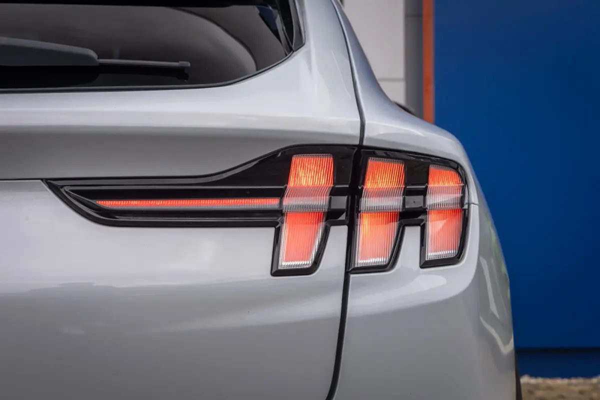 RWD 75 kWh | Panoramadak | LEDER | Apple Carplay | L.M. Velgen | Trekhaak | Achteruitrijcamera | Airco (automatisch) | Apple Carplay/Android Auto|telefoonintegratie premium