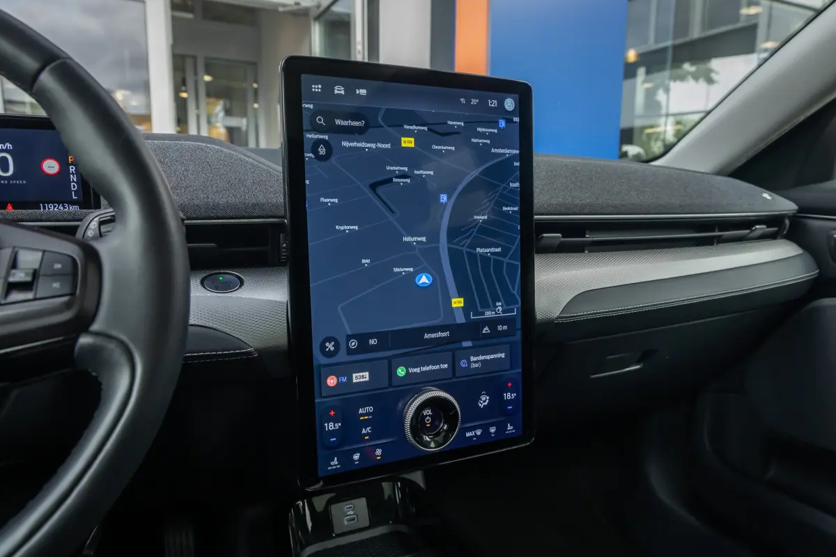 RWD 75 kWh | Panoramadak | LEDER | Apple Carplay | L.M. Velgen | Trekhaak | Achteruitrijcamera | Airco (automatisch) | Apple Carplay/Android Auto|telefoonintegratie premium