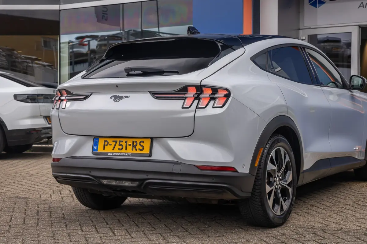 RWD 75 kWh | Panoramadak | LEDER | Apple Carplay | L.M. Velgen | Trekhaak | Achteruitrijcamera | Airco (automatisch) | Apple Carplay/Android Auto|telefoonintegratie premium