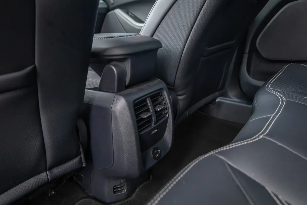RWD 75 kWh | Panoramadak | LEDER | Apple Carplay | L.M. Velgen | Trekhaak | Achteruitrijcamera | Airco (automatisch) | Apple Carplay/Android Auto|telefoonintegratie premium