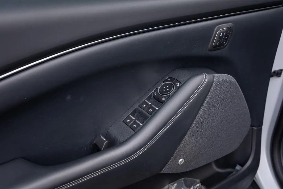 RWD 75 kWh | Panoramadak | LEDER | Apple Carplay | L.M. Velgen | Trekhaak | Achteruitrijcamera | Airco (automatisch) | Apple Carplay/Android Auto|telefoonintegratie premium
