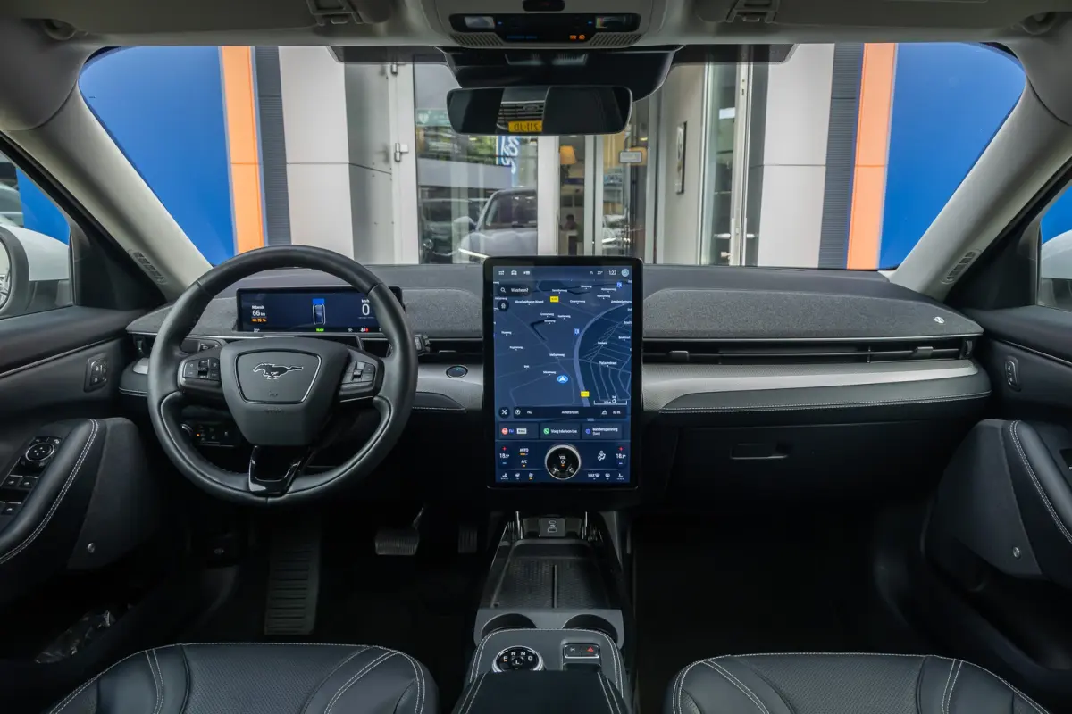 RWD 75 kWh | Panoramadak | LEDER | Apple Carplay | L.M. Velgen | Trekhaak | Achteruitrijcamera | Airco (automatisch) | Apple Carplay/Android Auto|telefoonintegratie premium