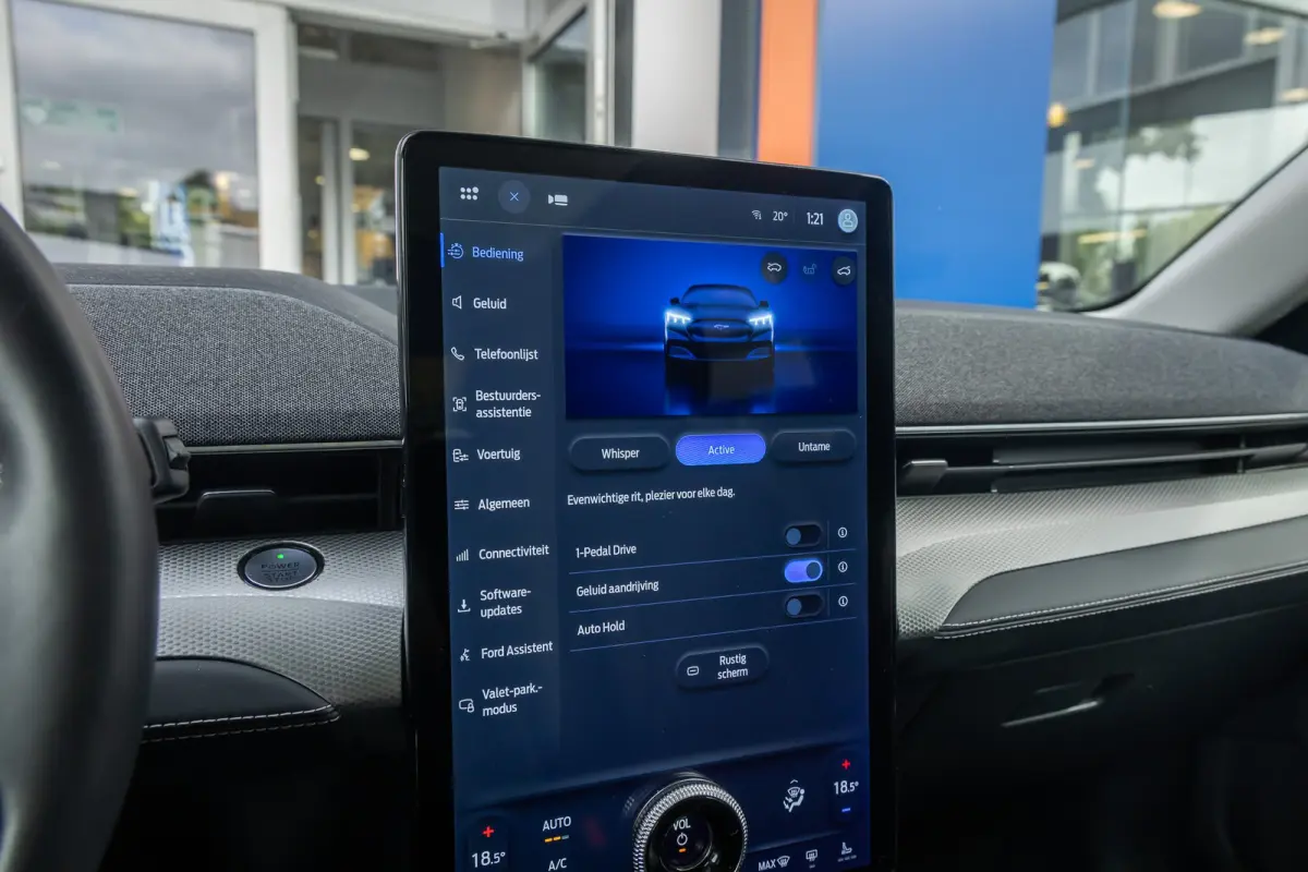 RWD 75 kWh | Panoramadak | LEDER | Apple Carplay | L.M. Velgen | Trekhaak | Achteruitrijcamera | Airco (automatisch) | Apple Carplay/Android Auto|telefoonintegratie premium