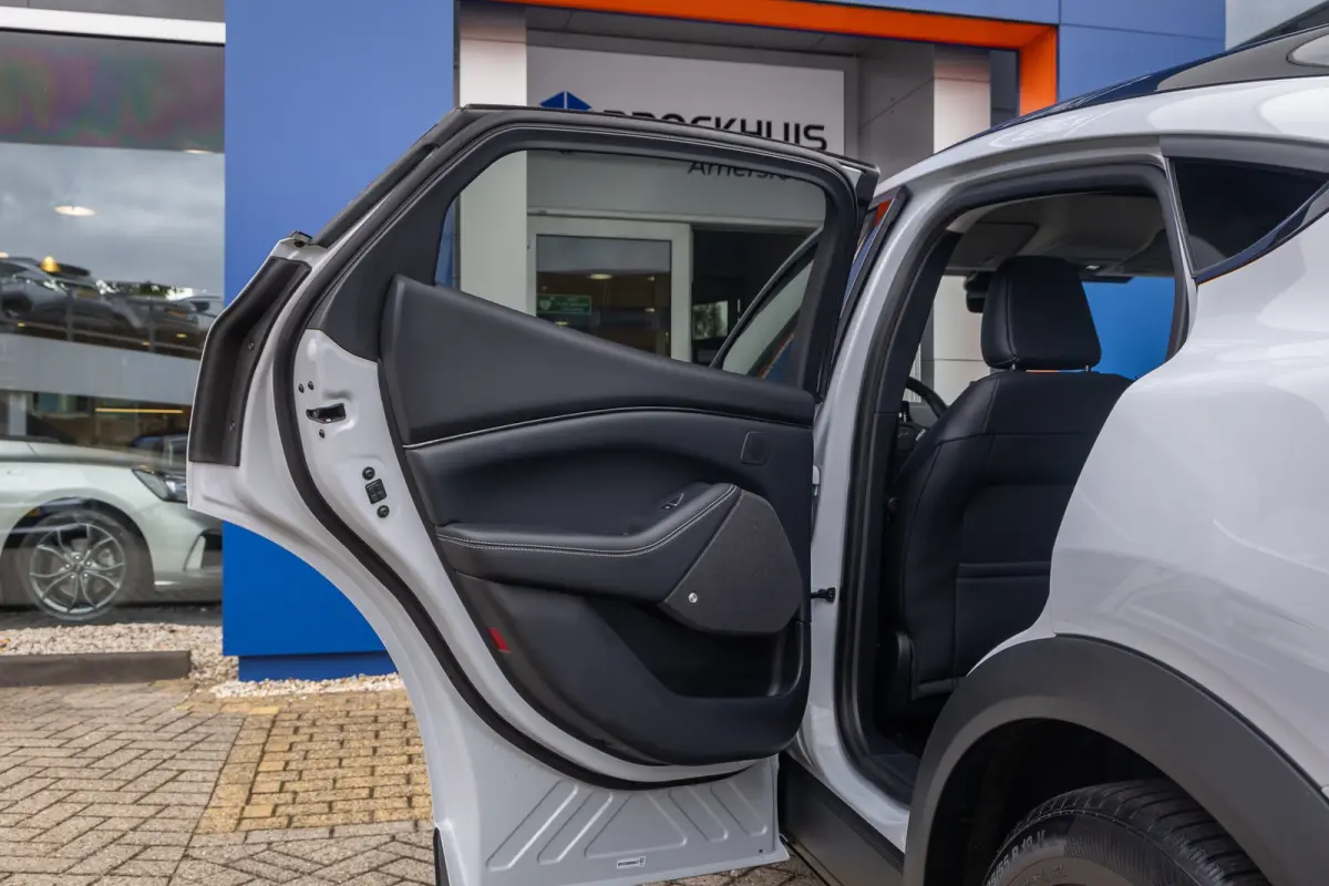RWD 75 kWh | Panoramadak | LEDER | Apple Carplay | L.M. Velgen | Trekhaak | Achteruitrijcamera | Airco (automatisch) | Apple Carplay/Android Auto|telefoonintegratie premium