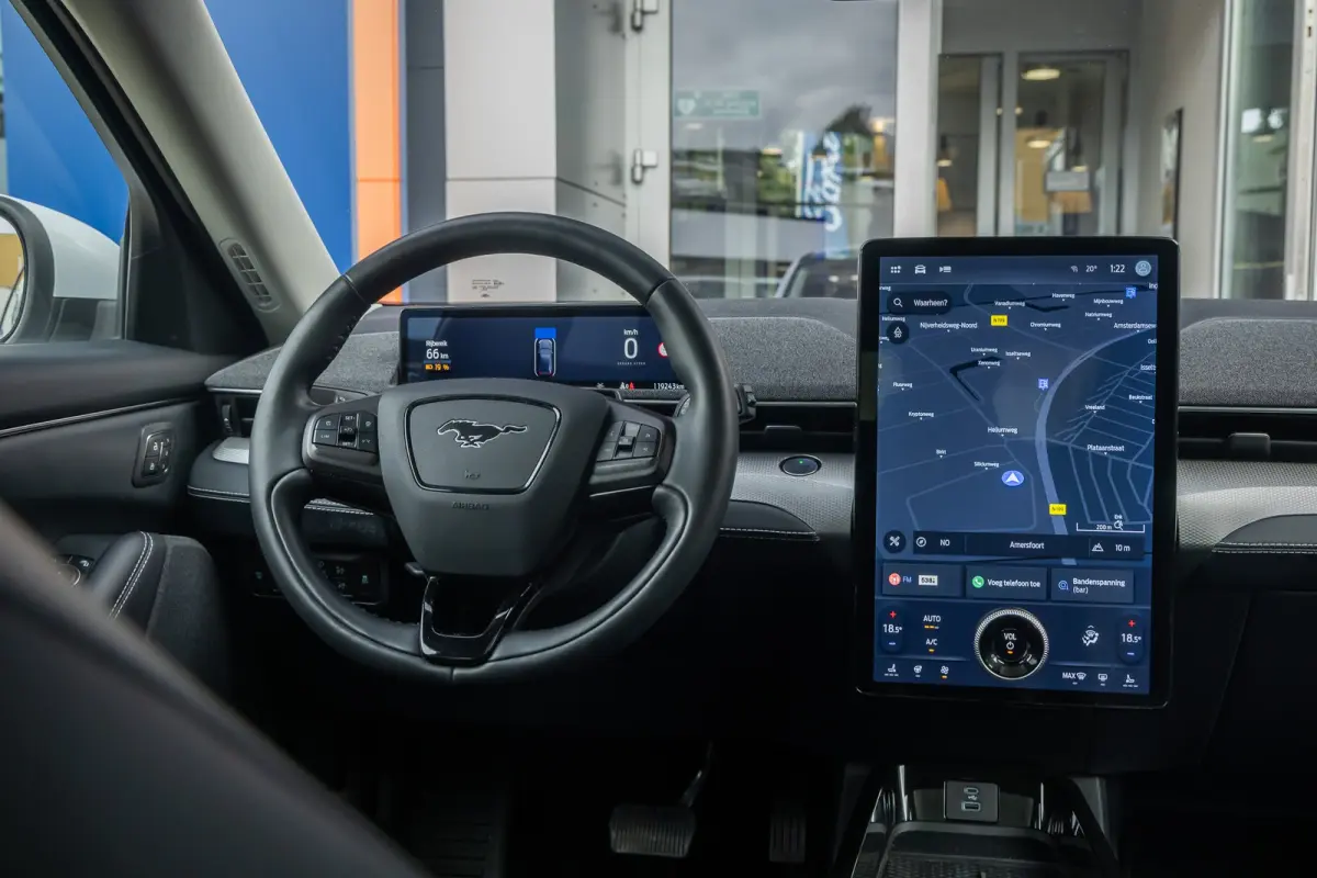 RWD 75 kWh | Panoramadak | LEDER | Apple Carplay | L.M. Velgen | Trekhaak | Achteruitrijcamera | Airco (automatisch) | Apple Carplay/Android Auto|telefoonintegratie premium